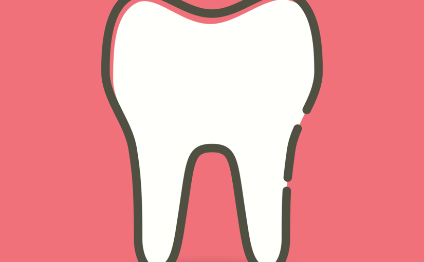 Ładne zdrowe zęby również godny podziwu uroczy uśmieszek to powód do dumy.